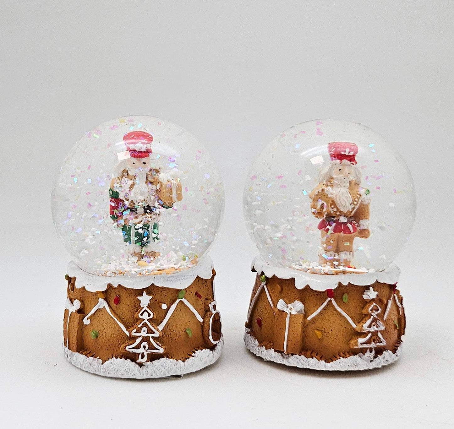 2 Süße Mini - Schneekugeln Nussknacker auf Sockel Weihnachtsbäckerei 45 mm Durchmesser - Schneekugelhaus