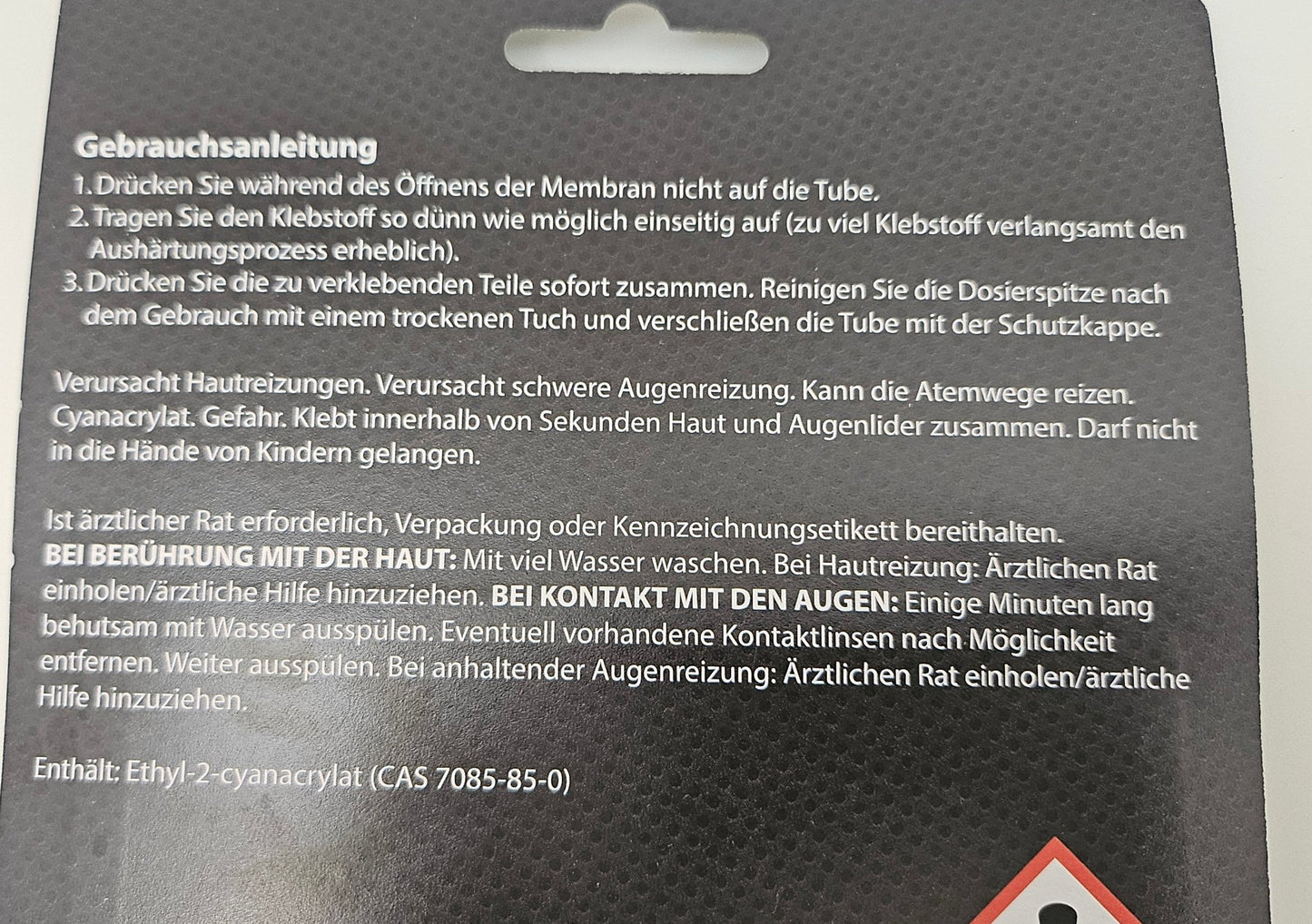 Sekundenkleber "TitanGrip" für das Ankleben von Figuren - Schneekugelhaus