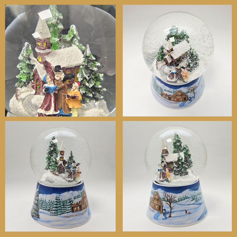 Schneekugel Weihnachtsspaziergang auf Sockel  Winterlandschaft mittelblau mit Spieluhr 10 cm Durchmesser