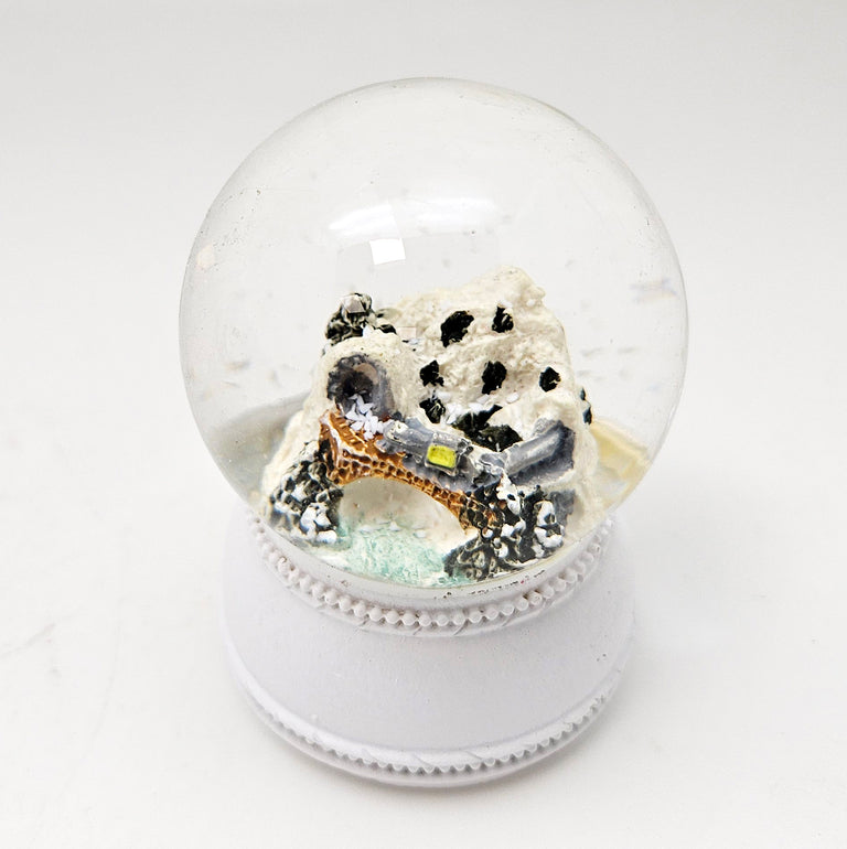 2 Schneekugeln weiß Berglandschaft mit Brücke - 45mm -> 100mm für Wichtelzauber Vergrößerungszauber