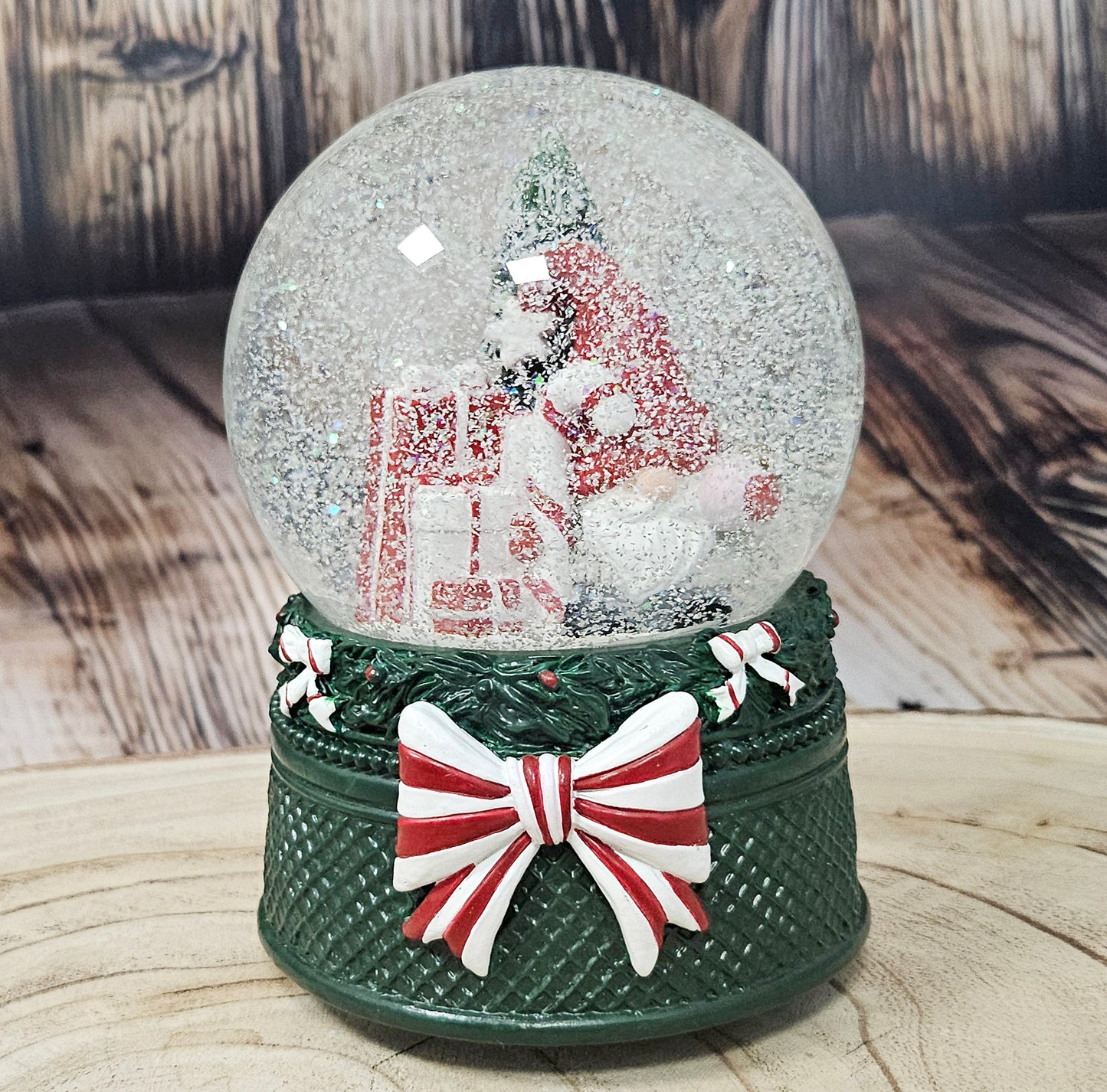 Nostalgische Schneekugel Wichtel rot auf Weihnachtsdekor grün 100 mm Durchmesser mit Spieluhr