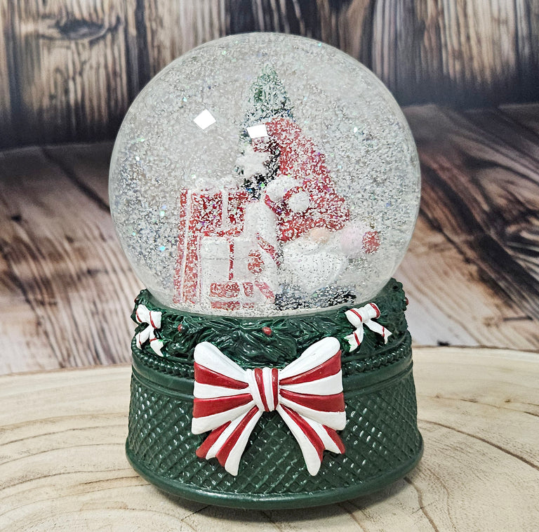 Nostalgische Schneekugel Wichtel rot auf Weihnachtsdekor grün 100 mm Durchmesser mit Spieluhr