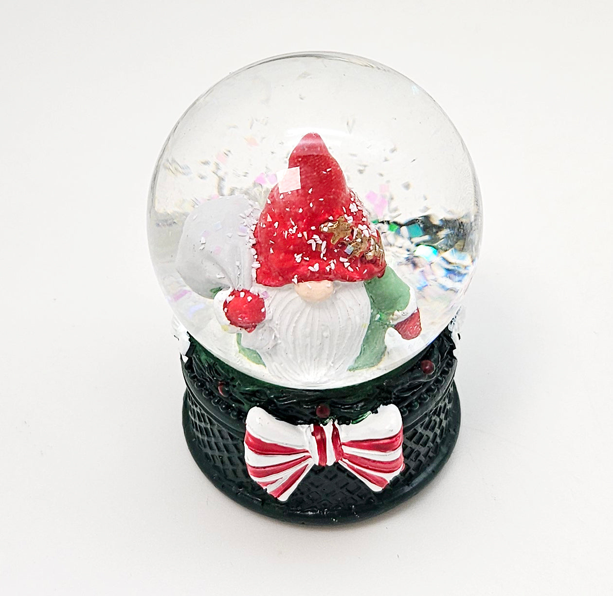 Süße Mini-Schneekugel Weihnachtswichtel Geschenkesack auf Sockel grün B: 45mm