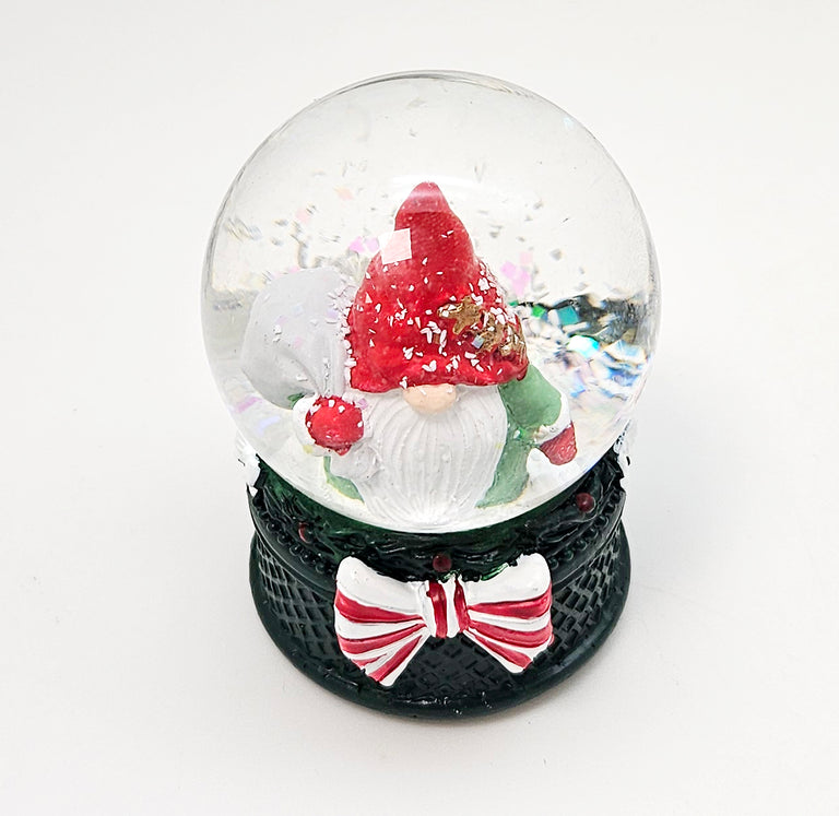 Süße Mini-Schneekugel Weihnachtswichtel Geschenkesack auf Sockel grün B: 45mm