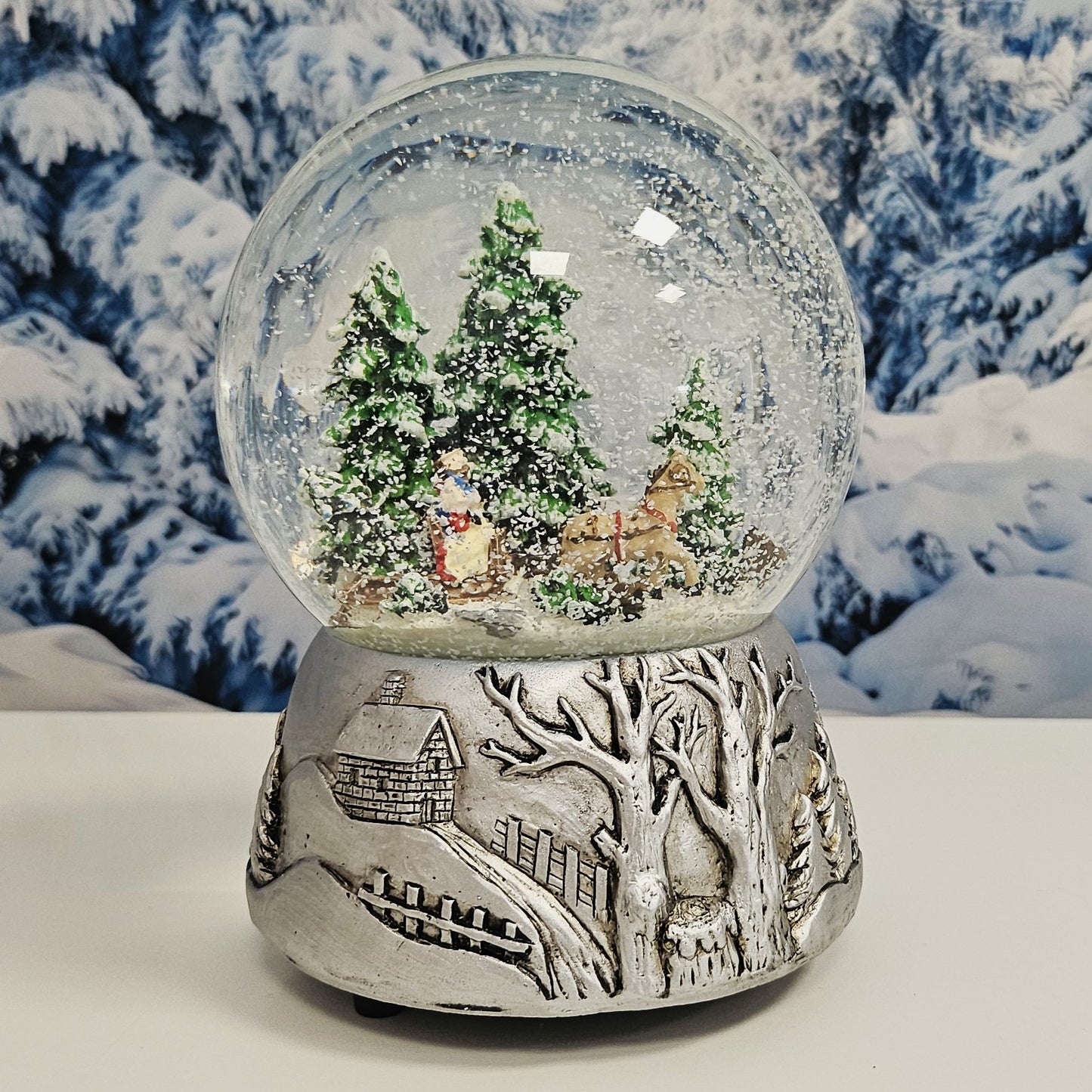 Nostalgische Schneekugel Schlittenfahrt auf Silber Landschaft 100 mm Durchmesser mit Spieluhr