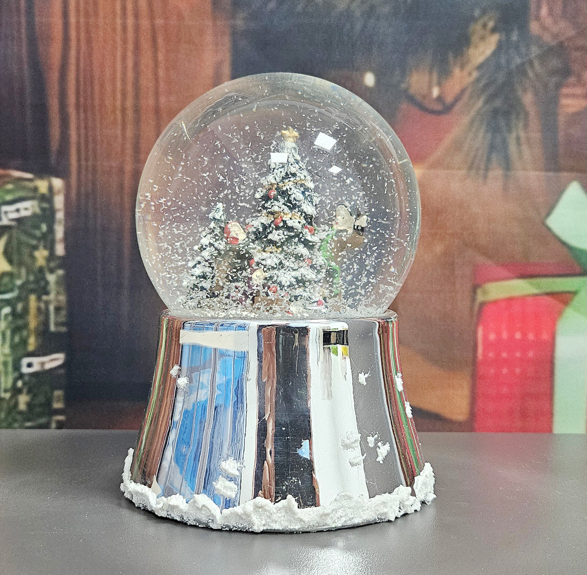 Nostalgische Schneekugel Christbaum schmücken auf silber glänzend mit Schneeflocken 100 mm Durchmesser mit Spieluhr