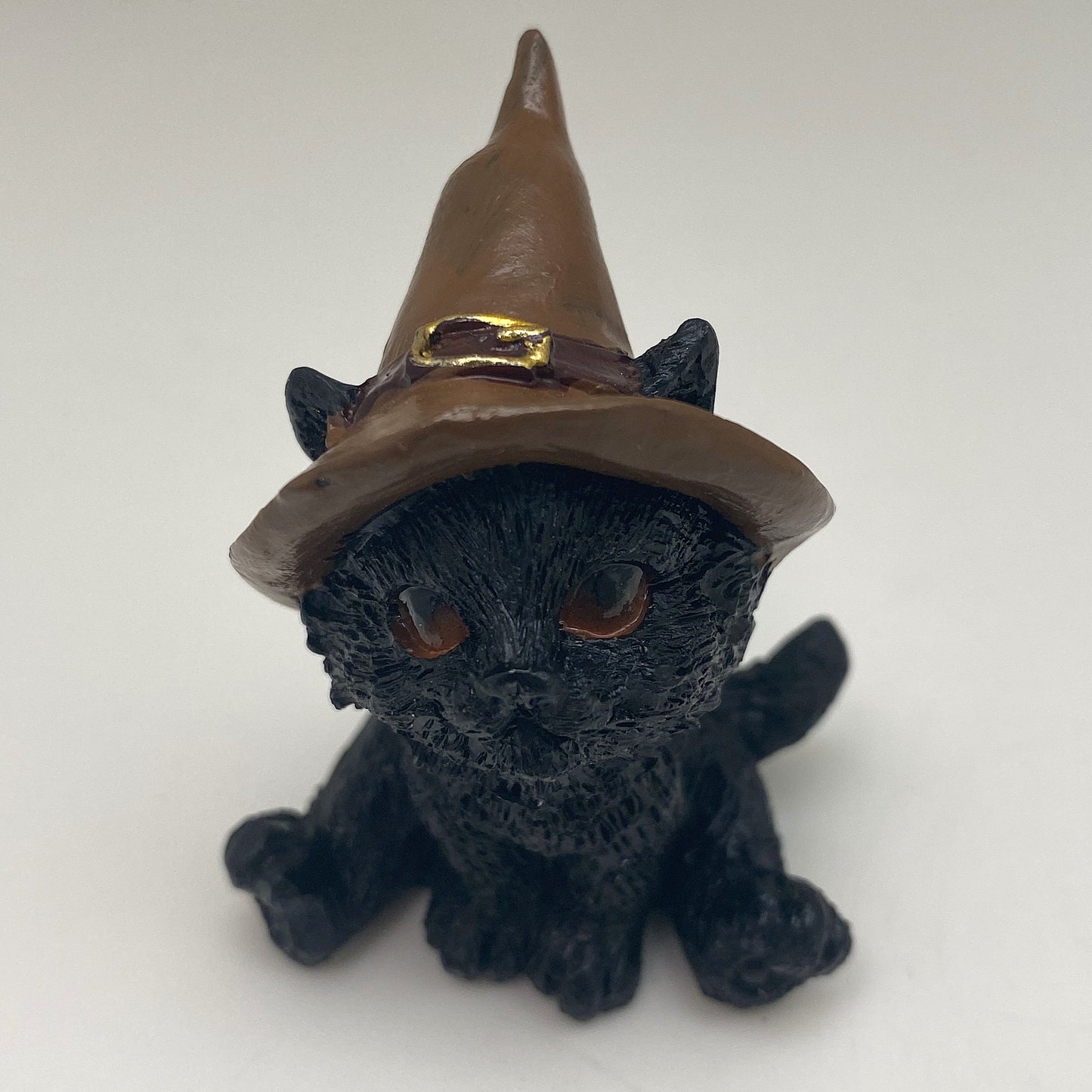 Hexen-Katzen Figur "sitzend mit braunen Hut" - 55 x 75 mm