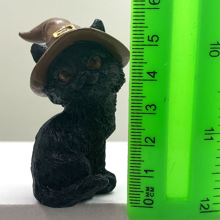 Hexen-Katzen Figur "posierend mit braunen Hut" - 55 x 75 mm