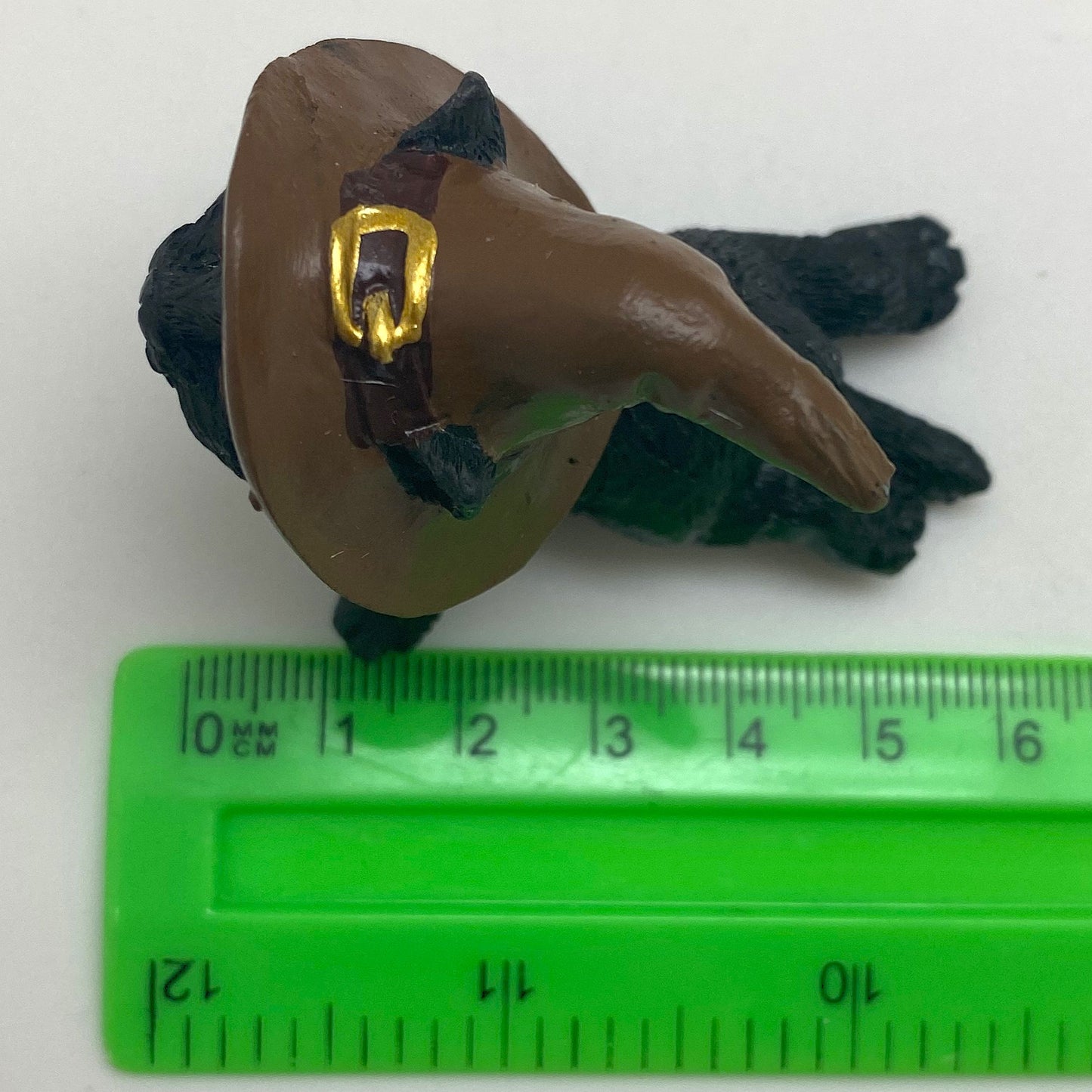 Hexen-Katzen Figur "liegend mit braunen Hut" - 65 x 65 mm