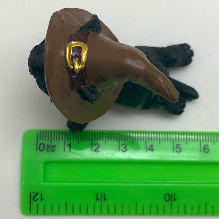 Hexen-Katzen Figur "liegend mit braunen Hut" - 65 x 65 mm