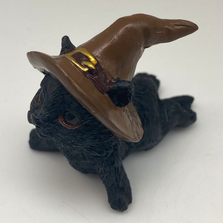 Hexen-Katzen Figur "liegend mit braunen Hut" - 65 x 65 mm