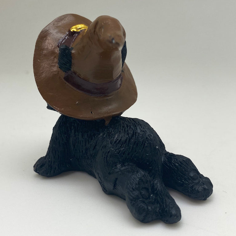 Hexen-Katzen Figur "liegend mit braunen Hut" - 65 x 65 mm