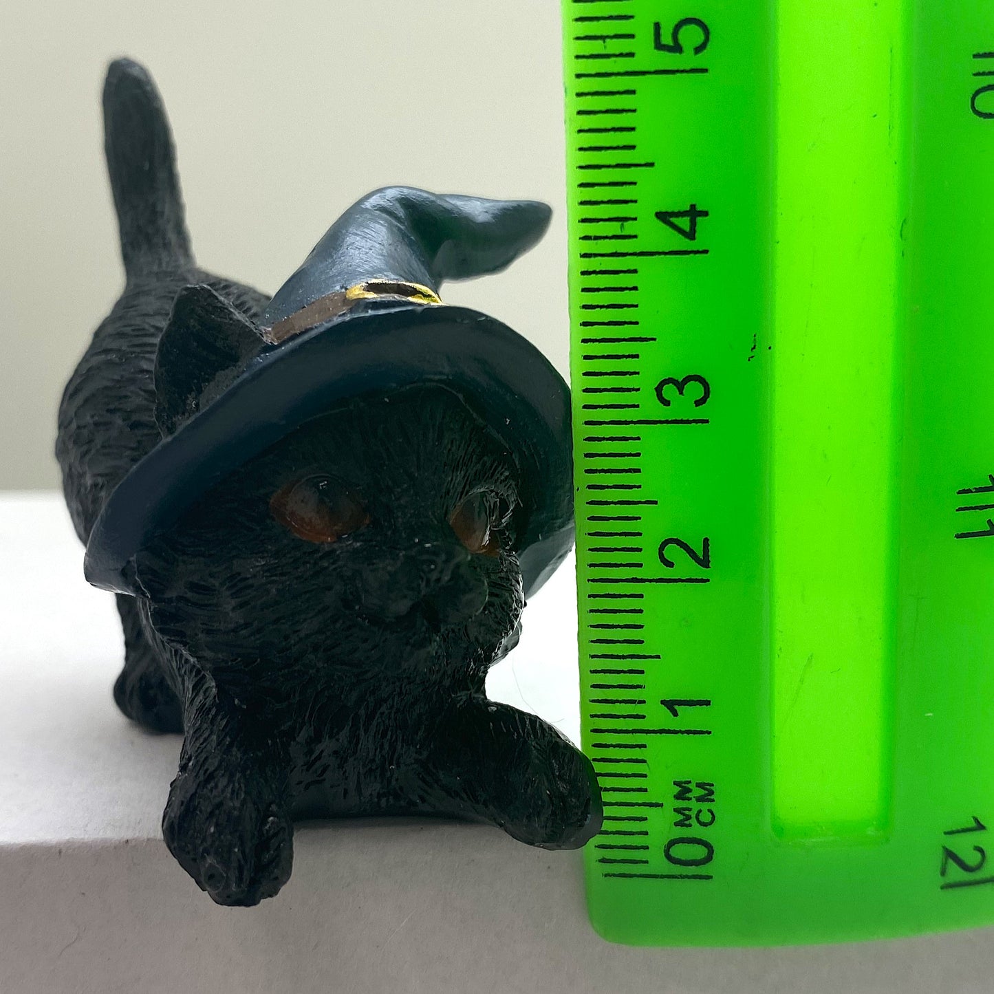 Hexen-Katzen Figur "streckend mit blauen Hut" - 65 x 65 mm