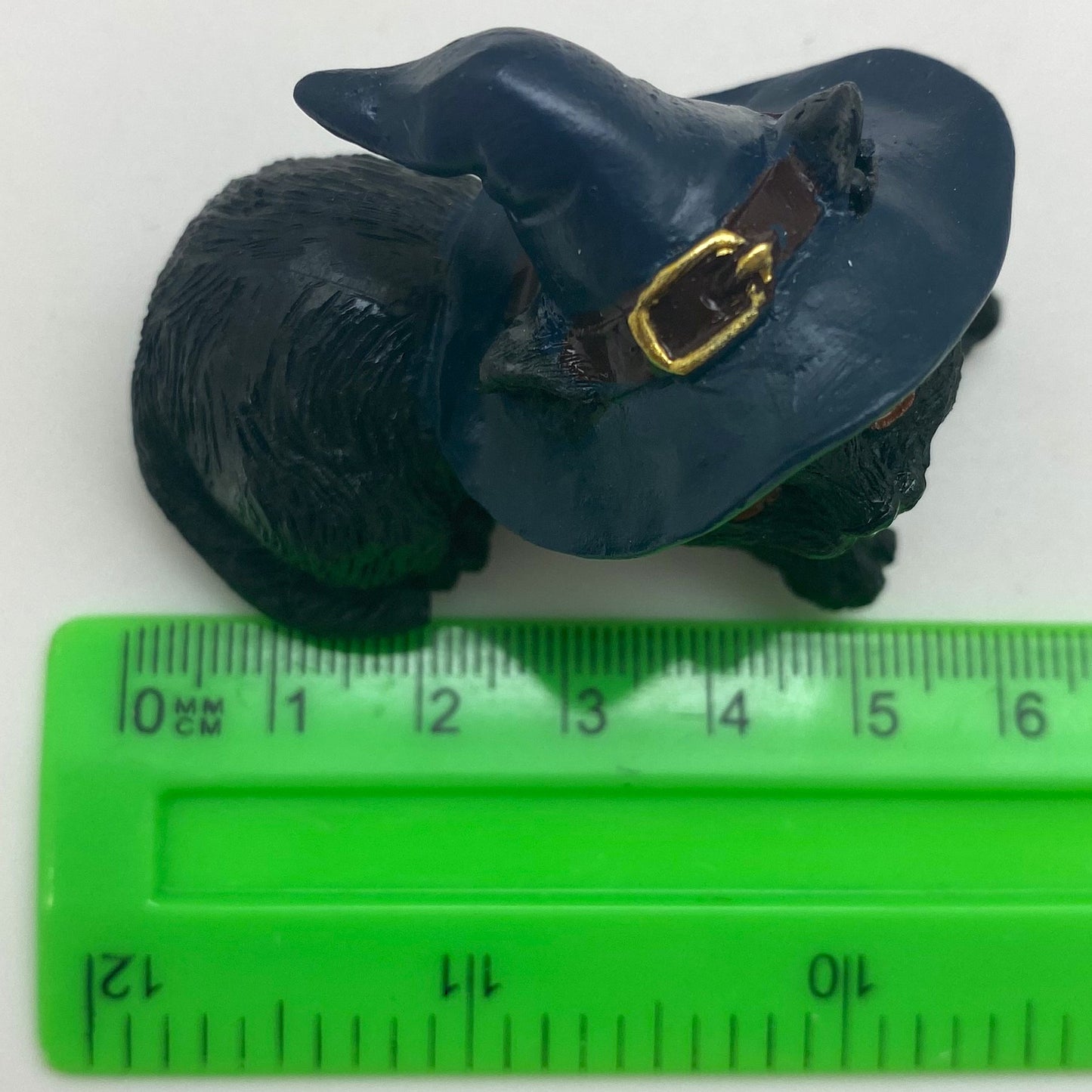 Hexen-Katzen Figur "liegt mit blauen Hut" - 60 x 50 mm
