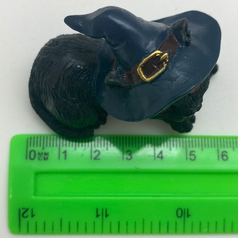 Hexen-Katzen Figur "liegt mit blauen Hut" - 60 x 50 mm