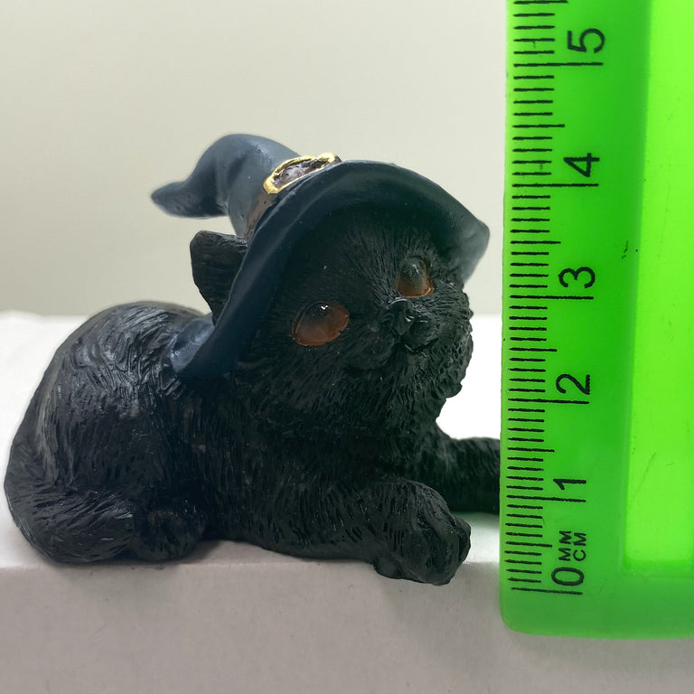Hexen-Katzen Figur "liegt mit blauen Hut" - 60 x 50 mm