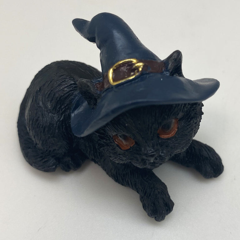 Hexen-Katzen Figur "liegt mit blauen Hut" - 60 x 50 mm