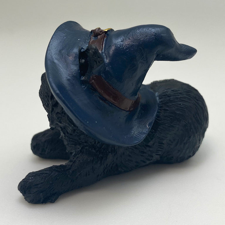 Hexen-Katzen Figur "liegt mit blauen Hut" - 60 x 50 mm