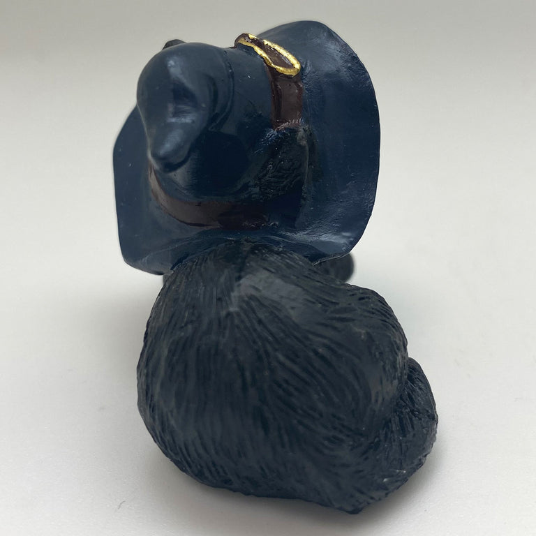 Hexen-Katzen Figur "liegt mit blauen Hut" - 60 x 50 mm