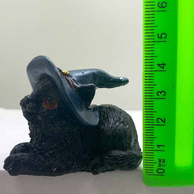 Hexen-Katzen Figur "bequem mit blauen Hut" - 55 x 50 mm