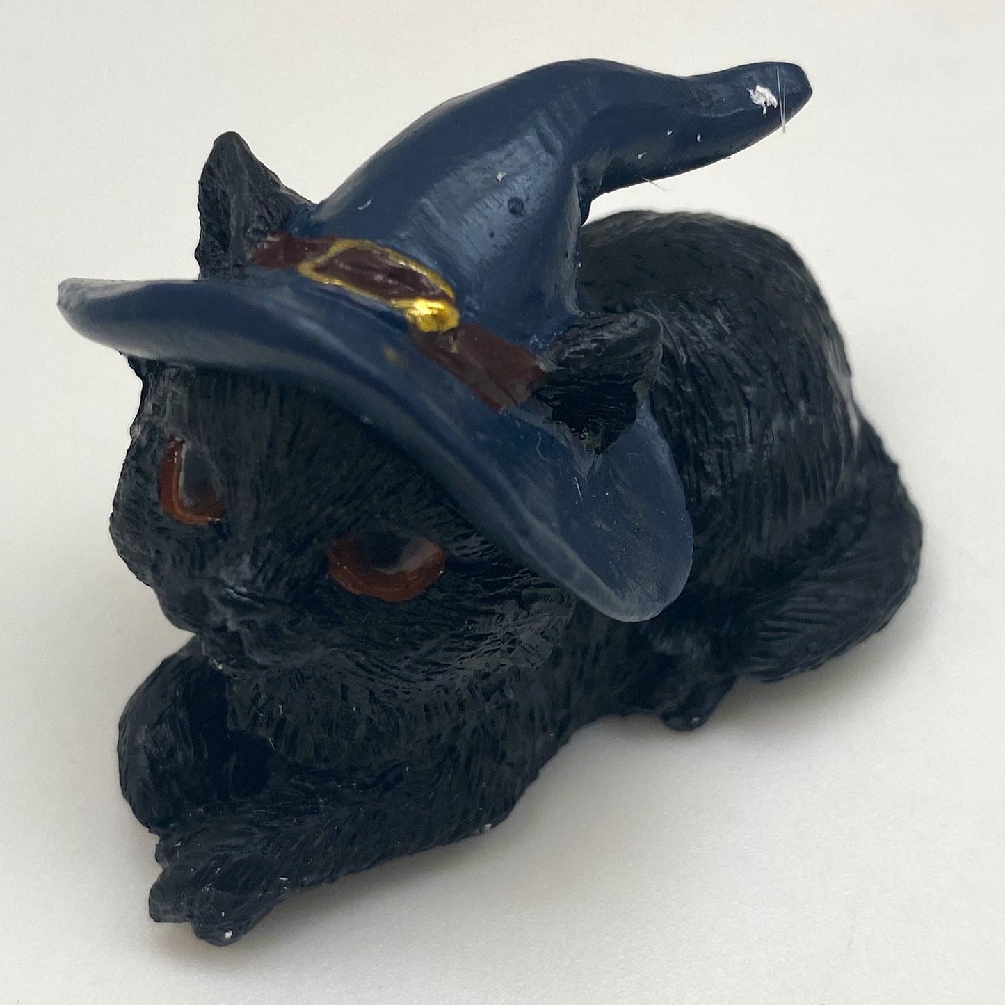 Hexen-Katzen Figur "bequem mit blauen Hut" - 55 x 50 mm