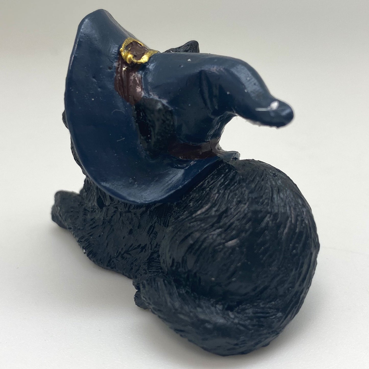 Hexen-Katzen Figur "bequem mit blauen Hut" - 55 x 50 mm