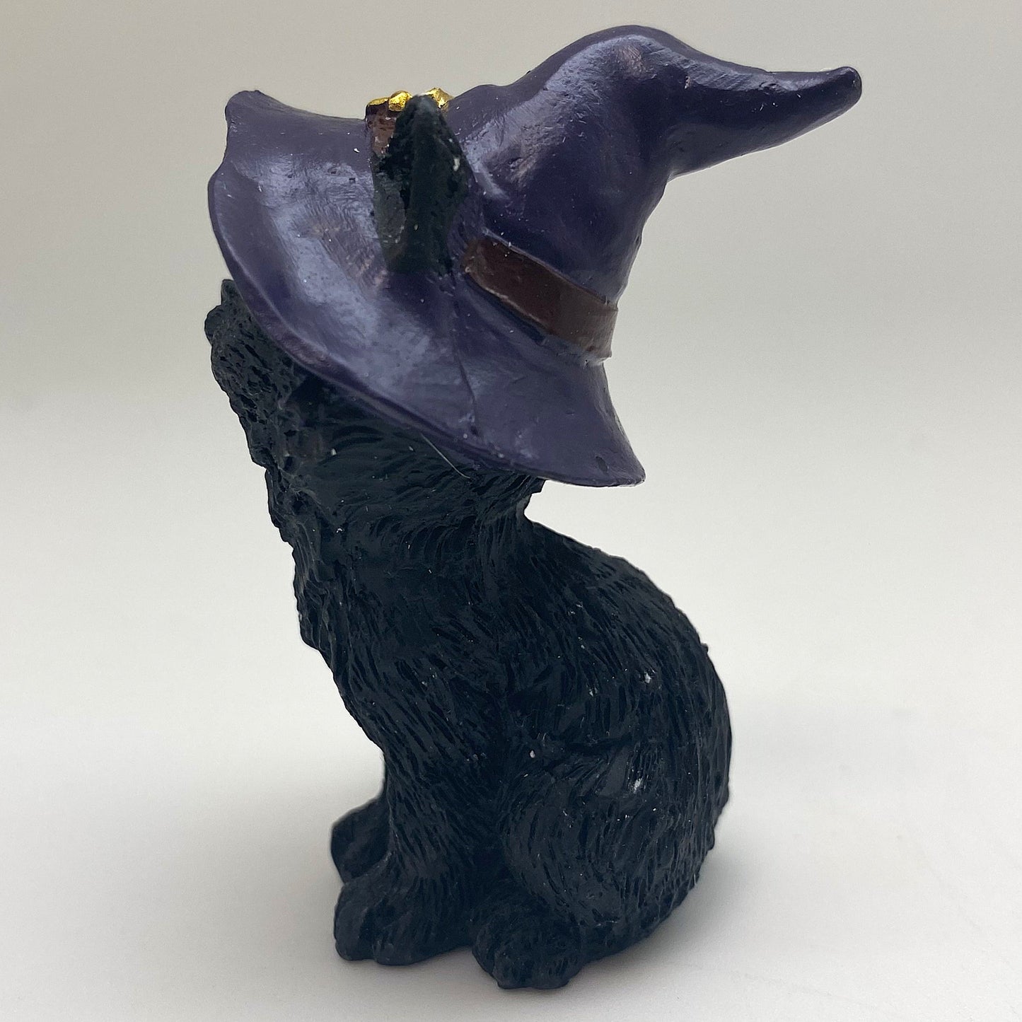 Hexen-Katzen Figur "aufmerksam mit lila Hut" - 50 x 65 mm