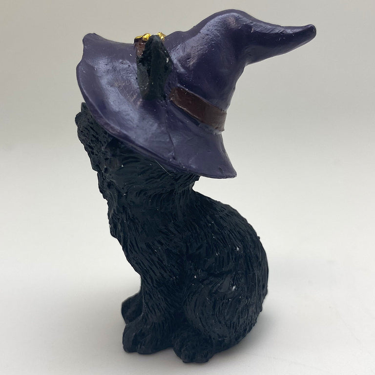 Hexen-Katzen Figur "aufmerksam mit lila Hut" - 50 x 65 mm