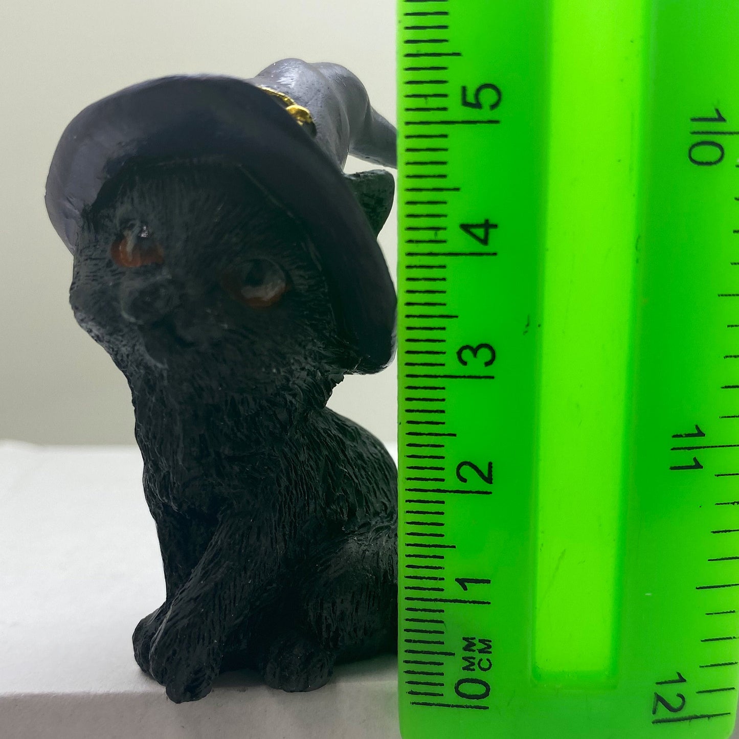 Hexen-Katzen Figur "neugierig mit lila Hut" - 45 x 65 mm