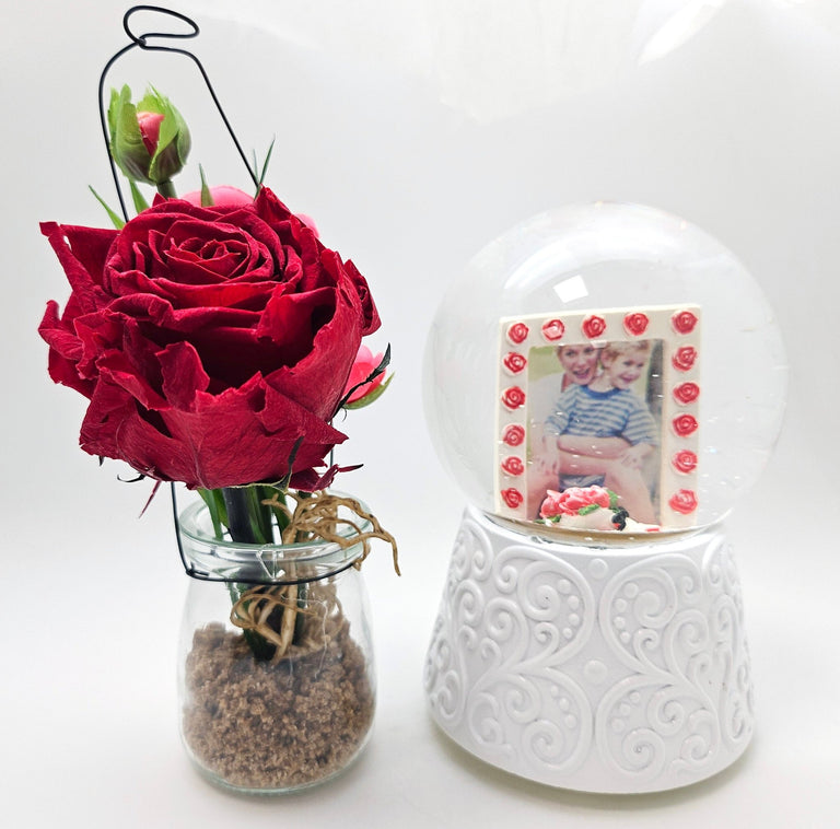 Bastelset mit 100mm Glas für DIY - Schneekugel mit Fotoeinsatz Bilderrahmen Rosen mit Ornament - Sockel weiß - Schneekugelhaus