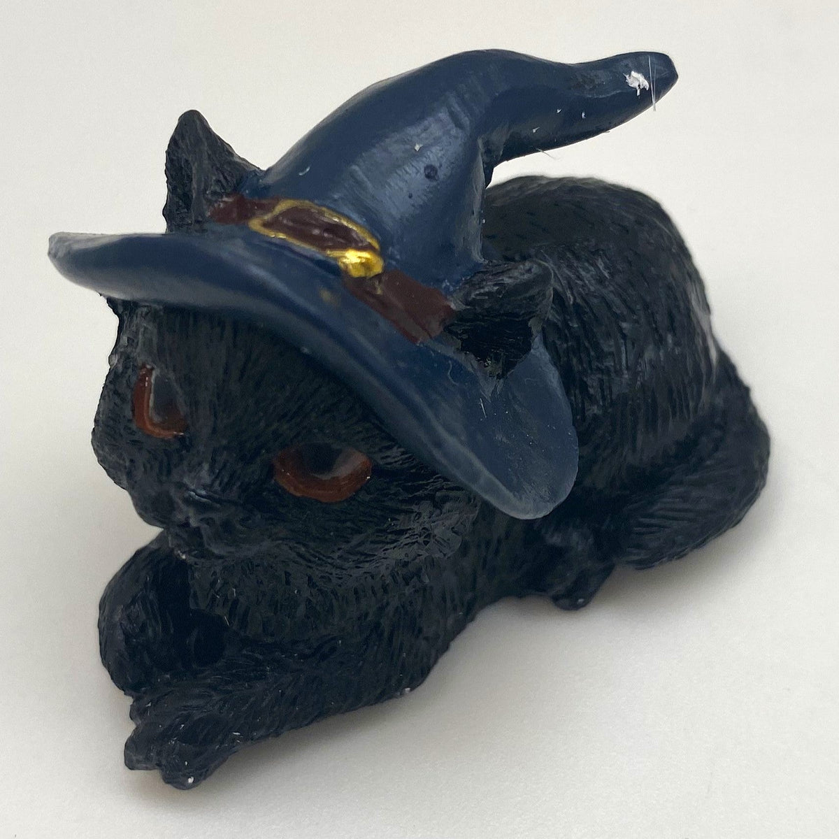 Hexen-Katzen Figur "bequem mit blauen Hut" - 55 x 50 mm - Schneekugelhaus