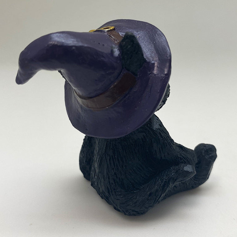 Hexen-Katzen Figur "breit sitzend mit lila Hut" - 55 x 65 mm - Schneekugelhaus