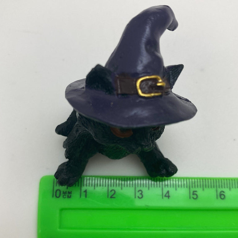 Hexen-Katzen Figur "breit sitzend mit lila Hut" - 55 x 65 mm - Schneekugelhaus