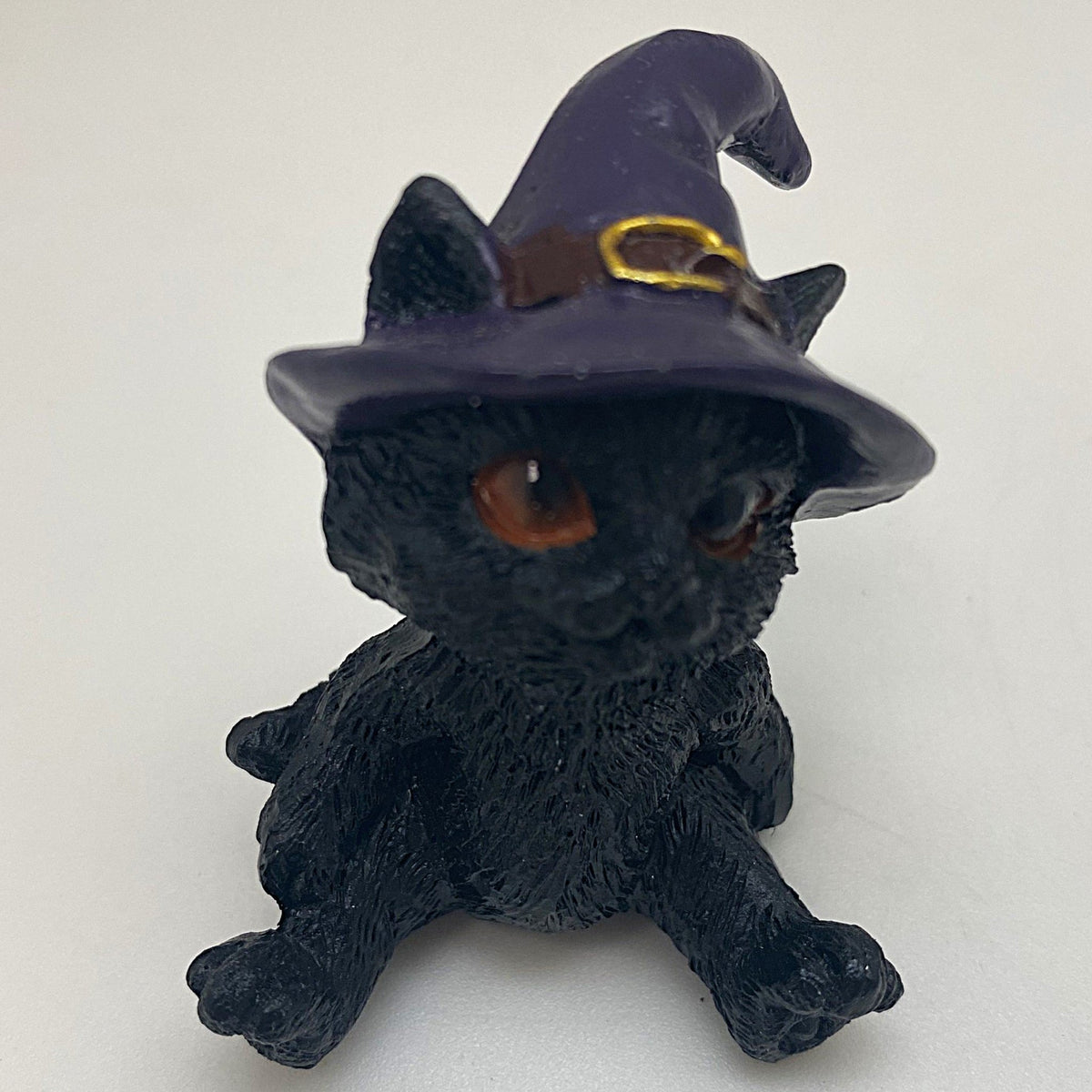 Hexen-Katzen Figur "breit sitzend mit lila Hut" - 55 x 65 mm - Schneekugelhaus