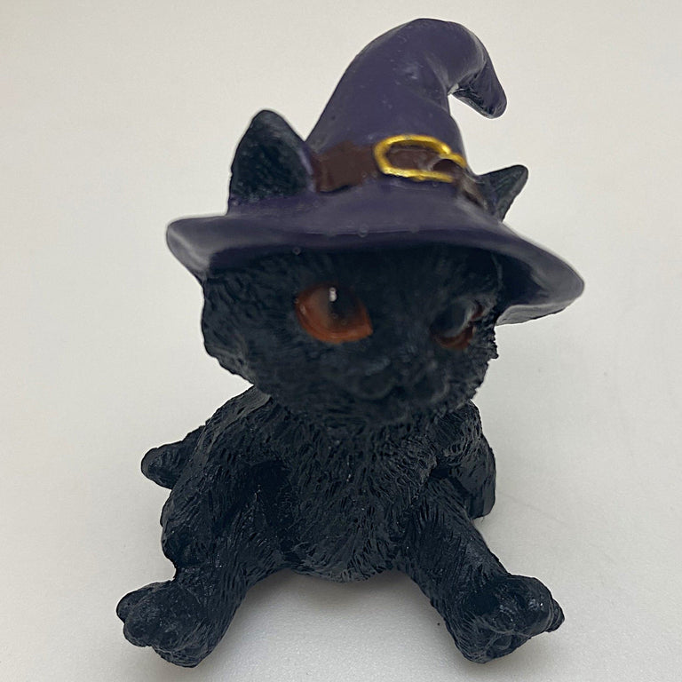 Hexen-Katzen Figur "breit sitzend mit lila Hut" - 55 x 65 mm - Schneekugelhaus
