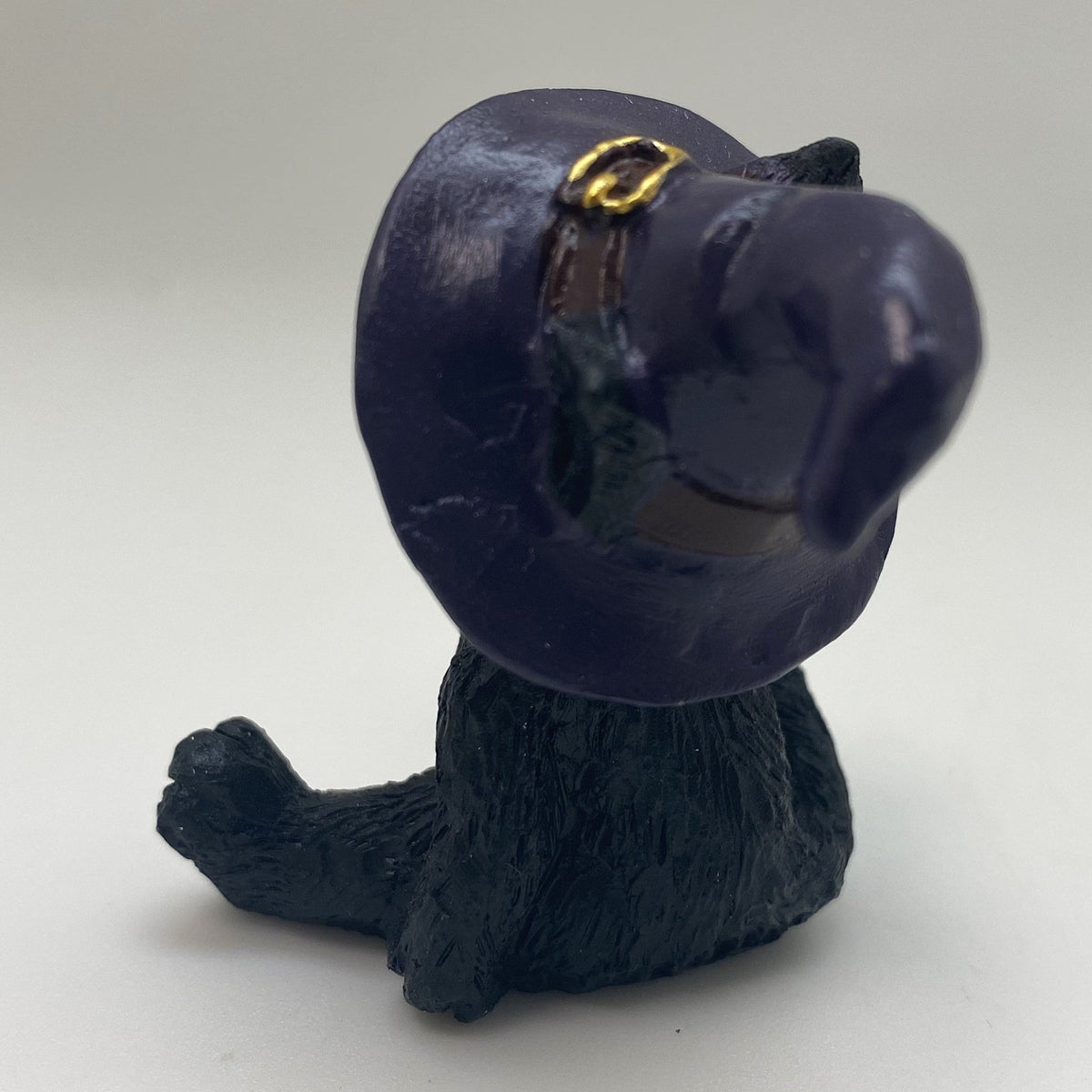 Hexen-Katzen Figur "breit sitzend mit lila Hut" - 55 x 65 mm - Schneekugelhaus