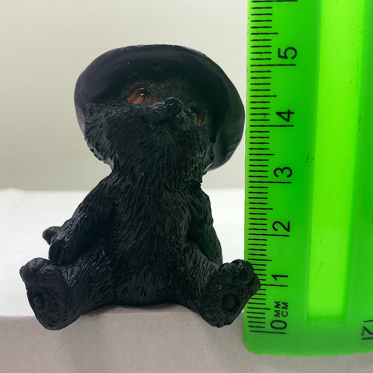 Hexen-Katzen Figur "breit sitzend mit lila Hut" - 55 x 65 mm - Schneekugelhaus