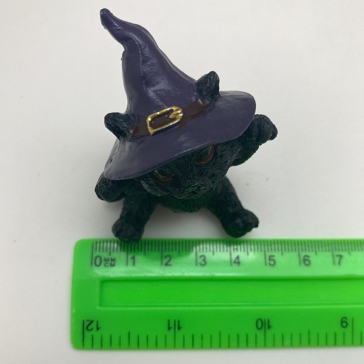 Hexen-Katzen Figur "glücklich mit lila Hut" - 55 x 65 mm - Schneekugelhaus