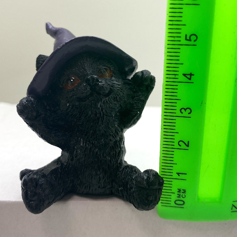 Hexen-Katzen Figur "glücklich mit lila Hut" - 55 x 65 mm - Schneekugelhaus