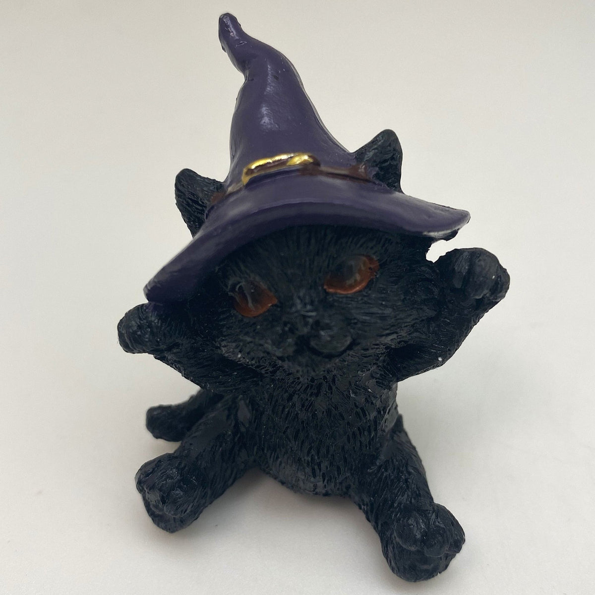 Hexen-Katzen Figur "glücklich mit lila Hut" - 55 x 65 mm - Schneekugelhaus