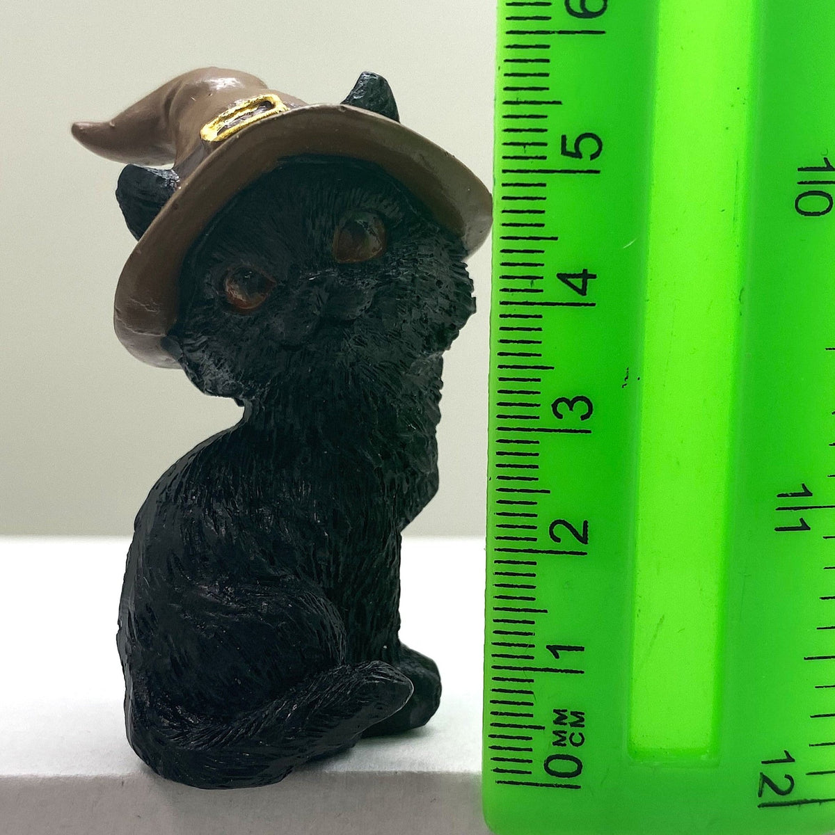 Hexen-Katzen Figur "posierend mit braunen Hut" - 55 x 75 mm - Schneekugelhaus
