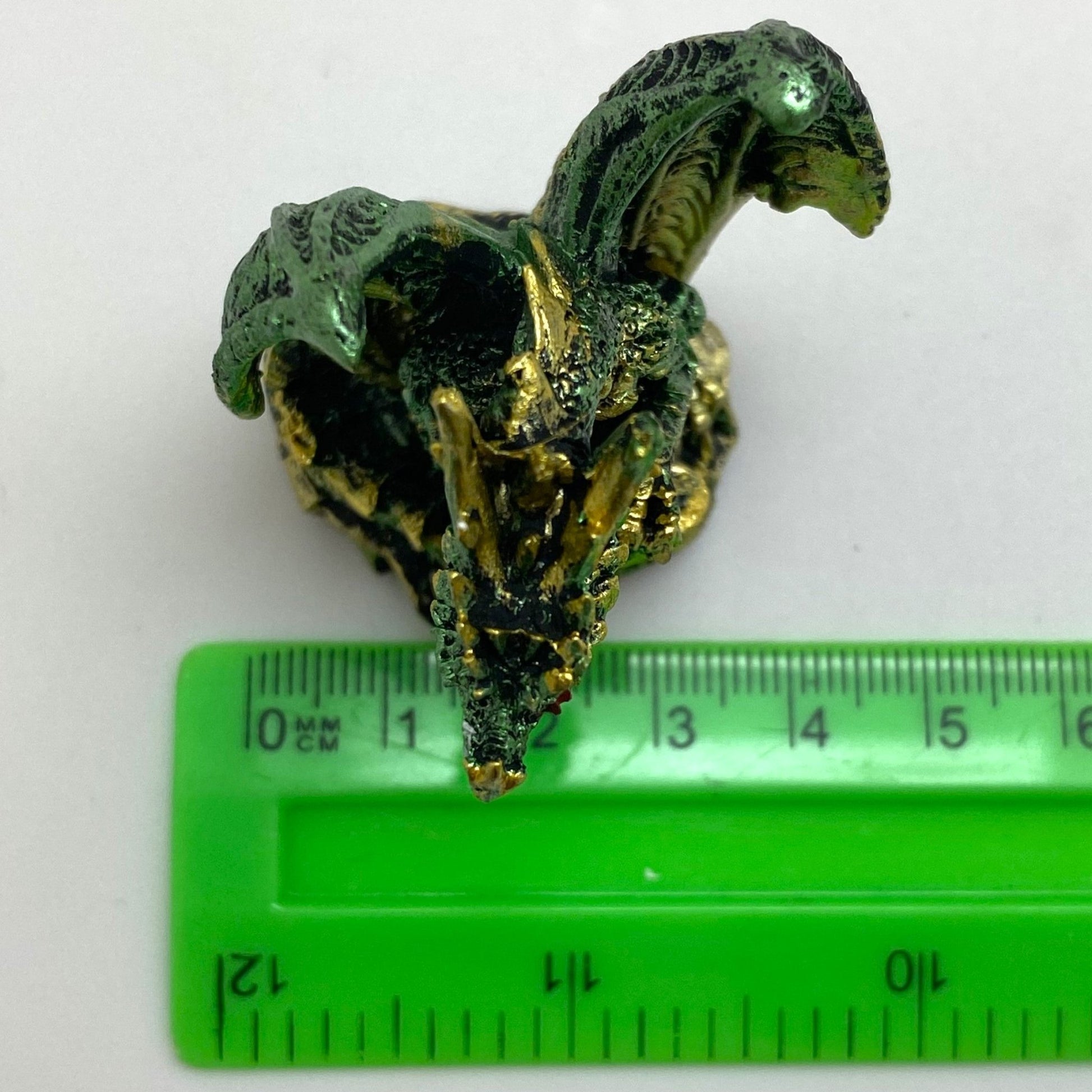 Innenmodell gold grün Drache "Kralle auf Stein" - 50 x 55 mm - Schneekugelhaus
