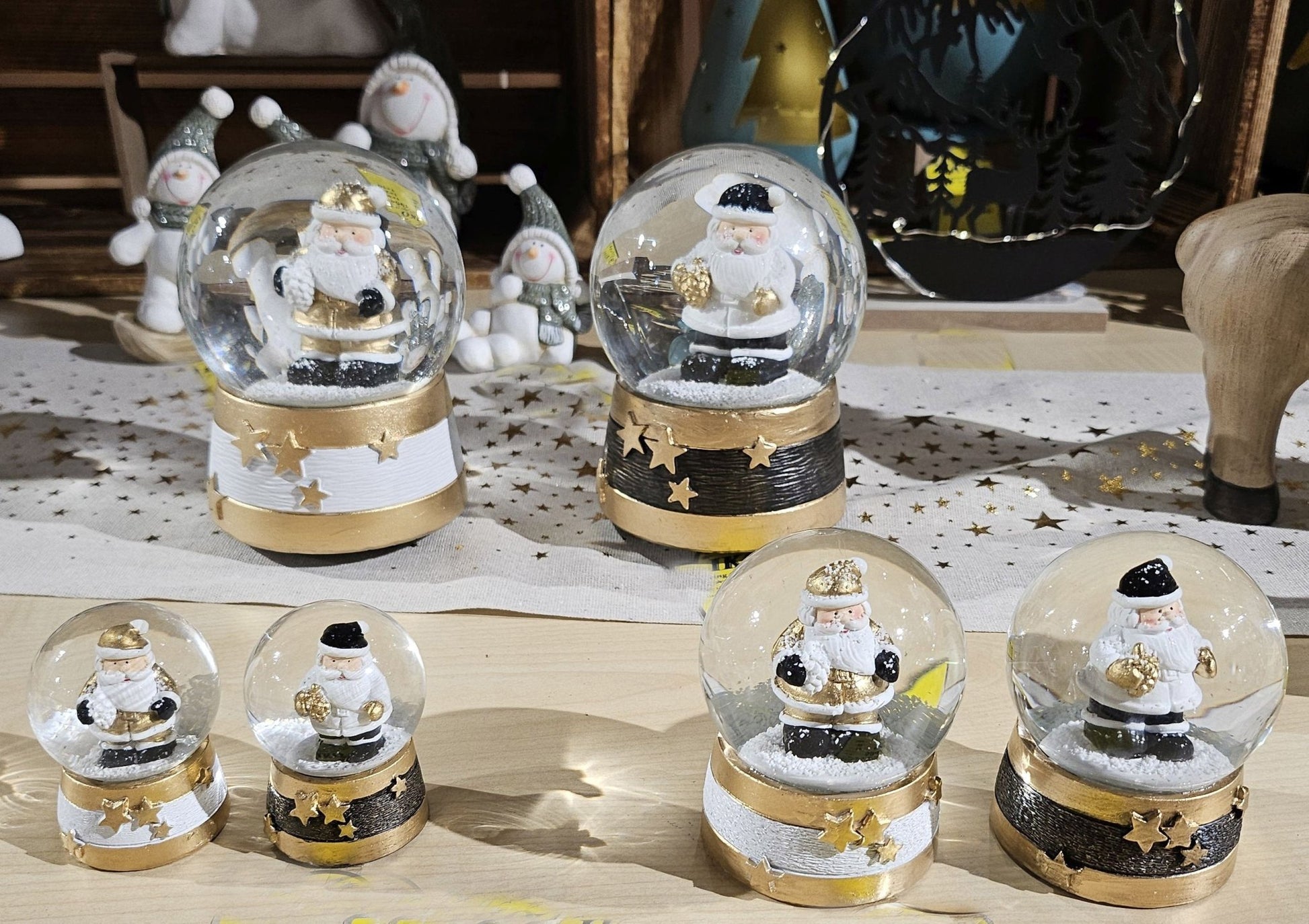 Moderne Mini - Schneekugel Weihnachtsmann gold weiß auf Sockel gold weiß Sterne B: 45mm - Schneekugelhaus