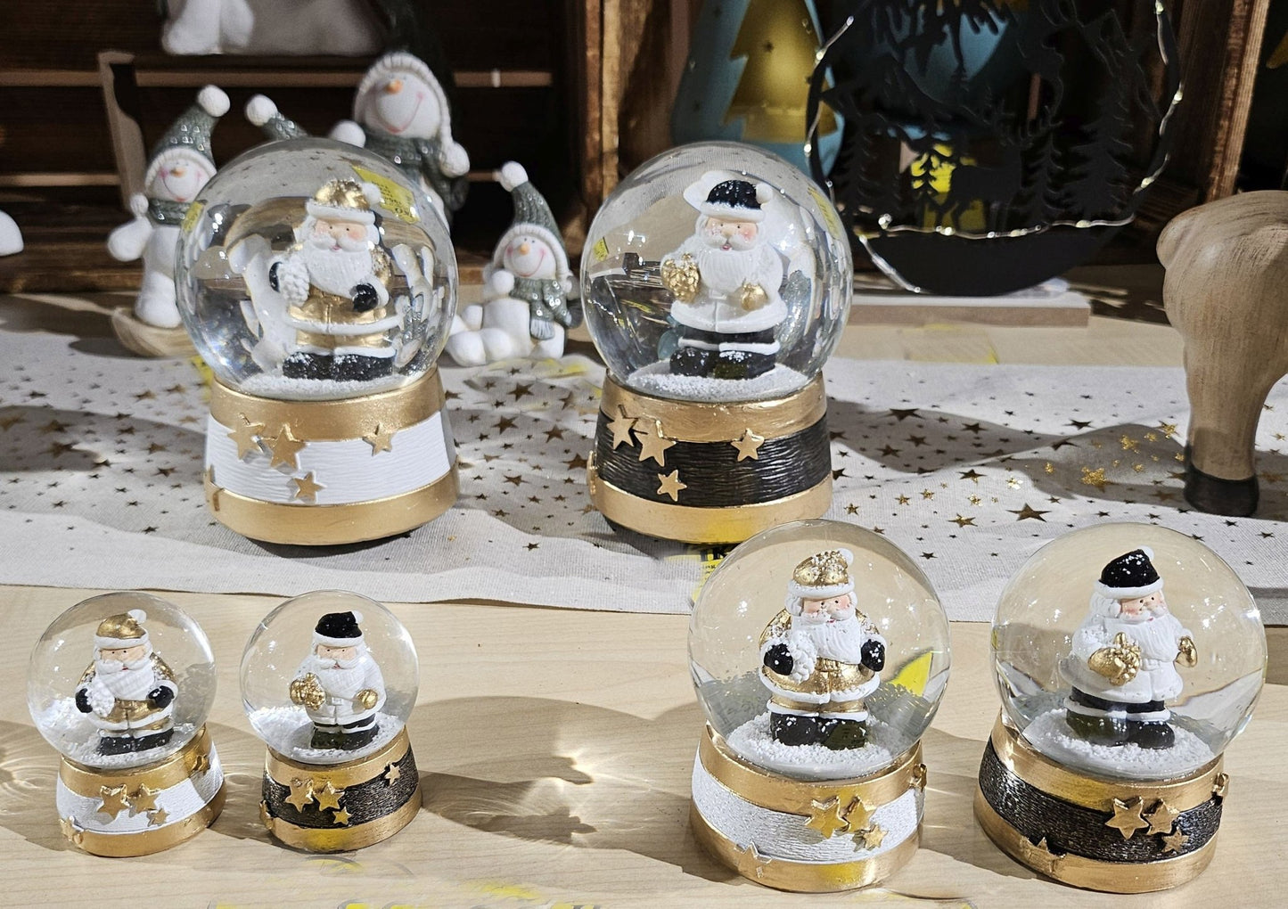 Moderne Mini - Schneekugel Weihnachtsmann gold weiß auf Sockel gold weiß Sterne B: 65mm - Schneekugelhaus