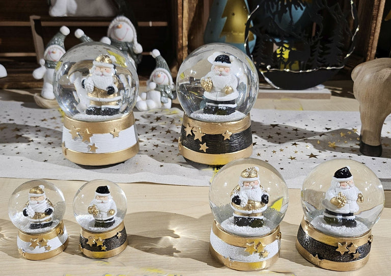 Moderne Mini - Schneekugel Weihnachtsmann gold weiß auf Sockel gold weiß Sterne B: 65mm - Schneekugelhaus
