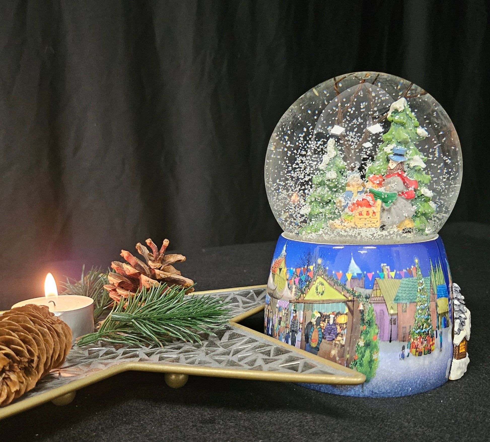 Nostalgie - Schneekugel mit Familie im Winterspaziergang mit Spieluhr - 100mm Durchmesser - Schneekugelhaus