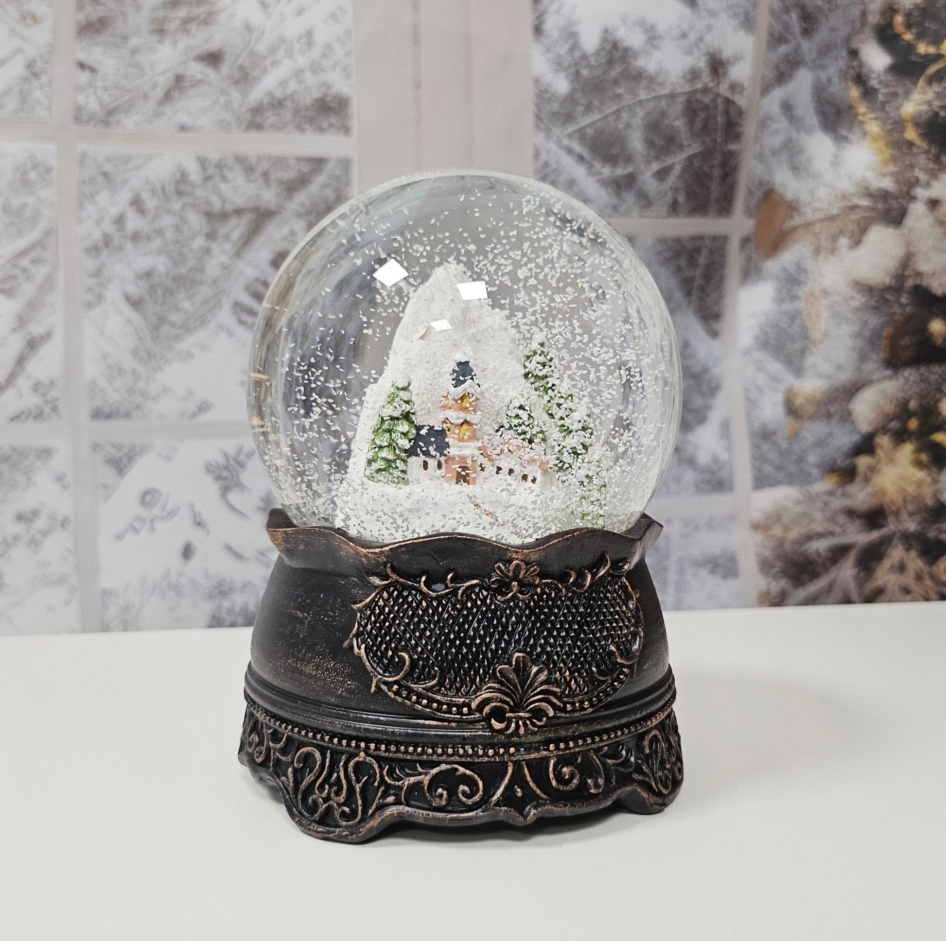 Nostalgische Schneekugel Bergdorf auf Ornamentsockel kupfer antik 100 mm Durchmesser mit Spieluhr - Schneekugelhaus