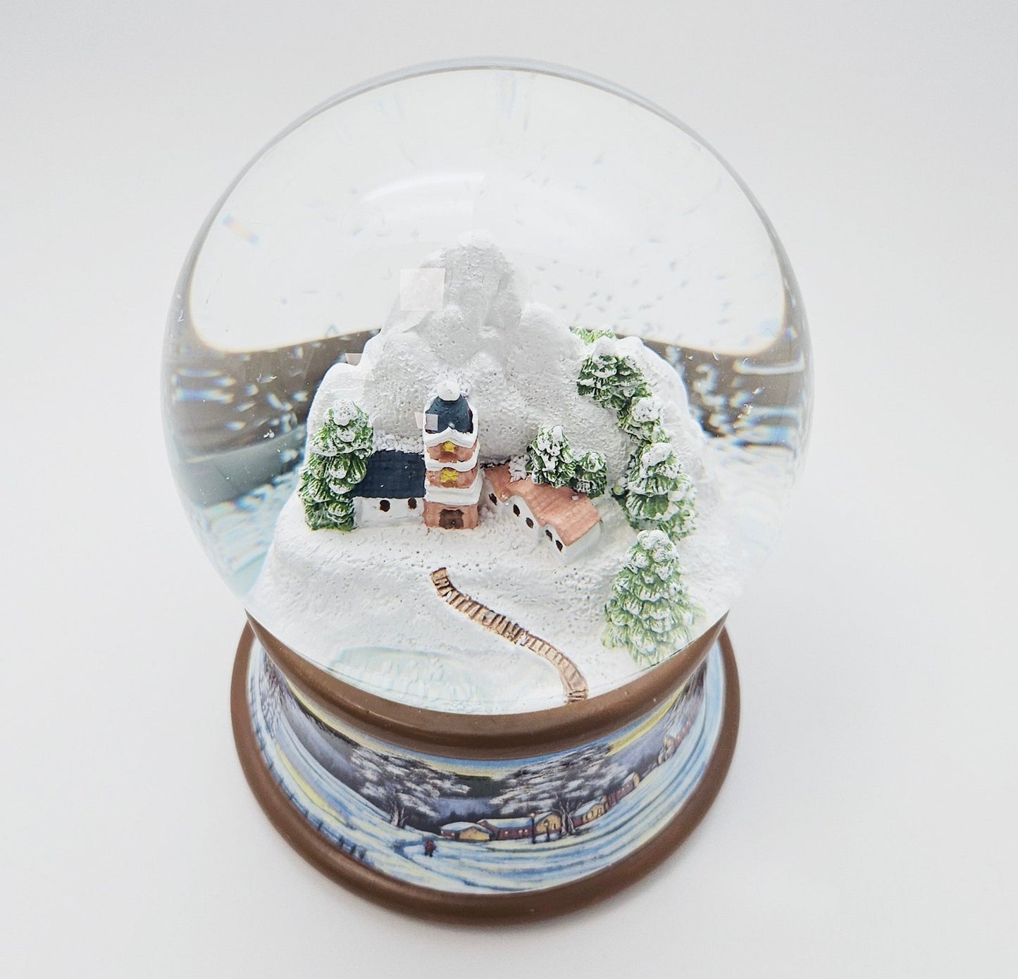 Nostalgische Schneekugel Bergdorf auf Sockel Winterlandschaft brauner Rand 100 mm Durchmesser mit Spieluhr - Schneekugelhaus