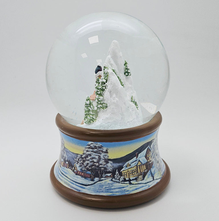 Nostalgische Schneekugel Bergdorf auf Sockel Winterlandschaft brauner Rand 100 mm Durchmesser mit Spieluhr - Schneekugelhaus