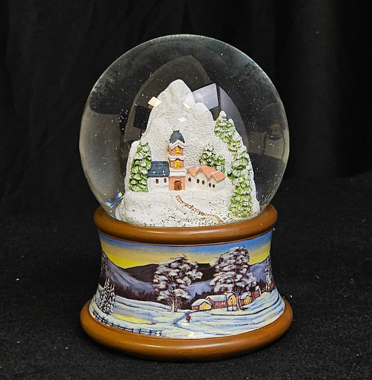 Nostalgische Schneekugel Bergdorf auf Sockel Winterlandschaft brauner Rand 100 mm Durchmesser mit Spieluhr - Schneekugelhaus